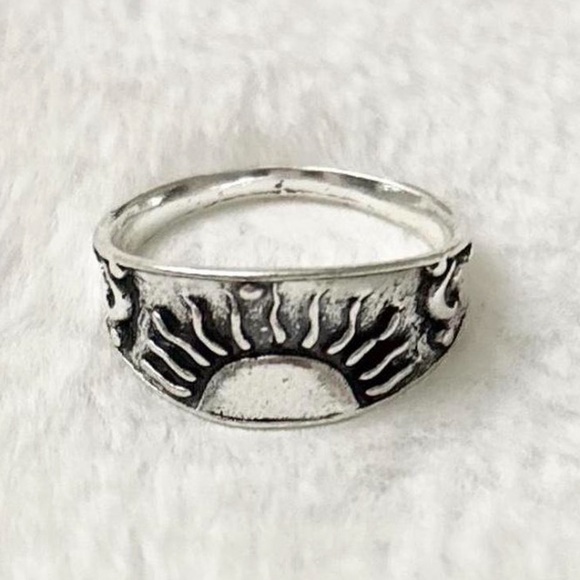 Jewelry - 5/$15 🩷 MUST BUNDLE Silver Sunburst Ring